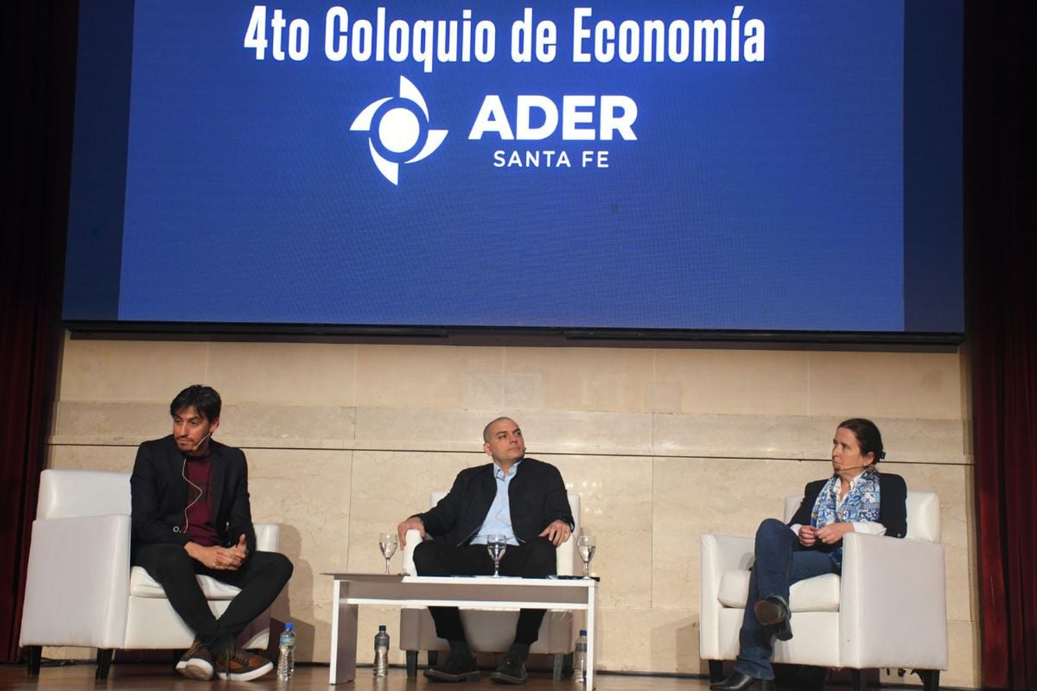 Los expositores dejaron su postura sobre el gobierno y la política económica. Foto: Manuel Fabatía