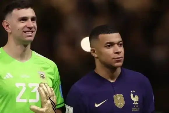 Mbappé imitó el festejo del Dibu Martínez en el Mundial y se volvió viral