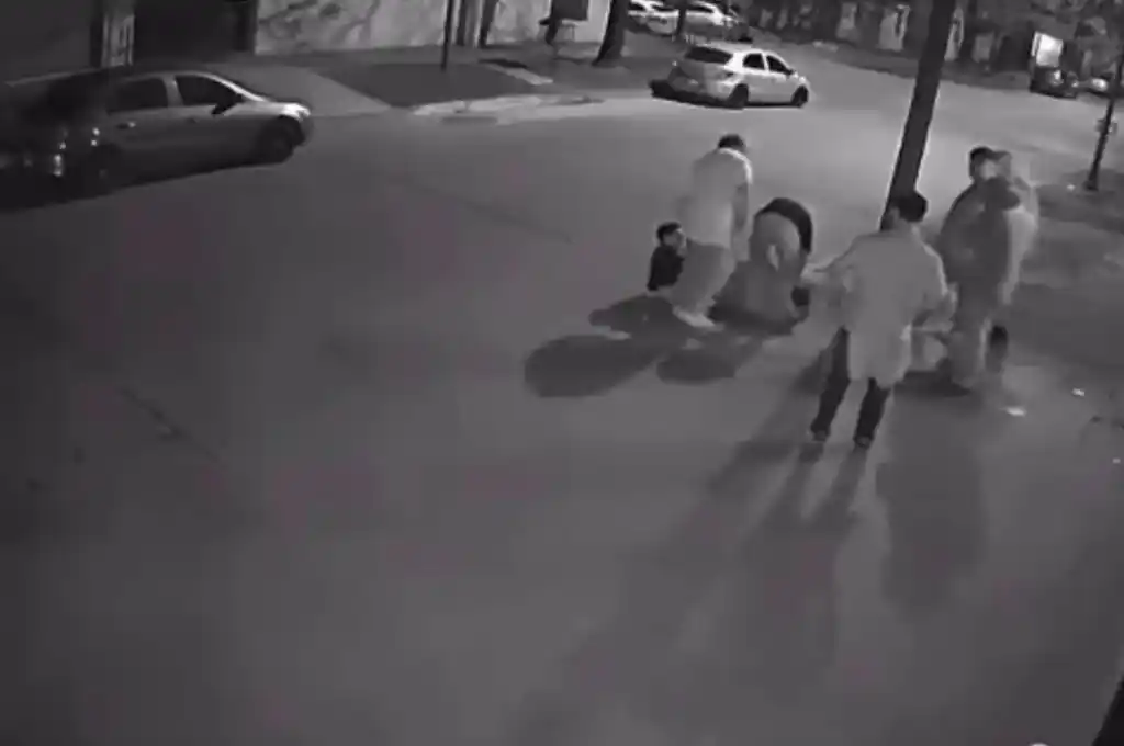 Joven golpeado durante una pelea