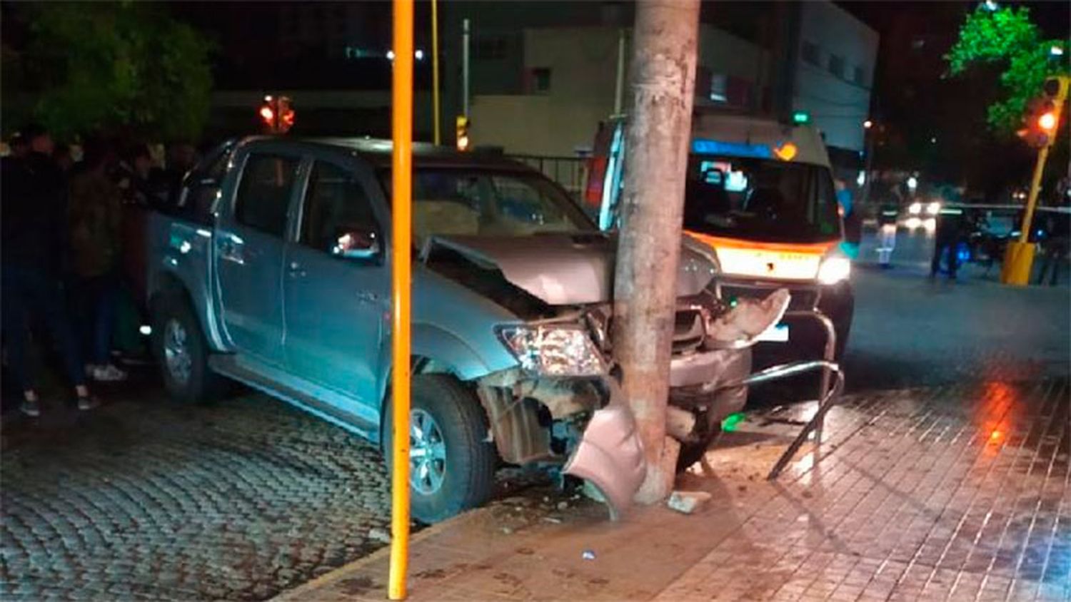 Un poste lo salvó de ser atropellado por una camioneta 4x4
