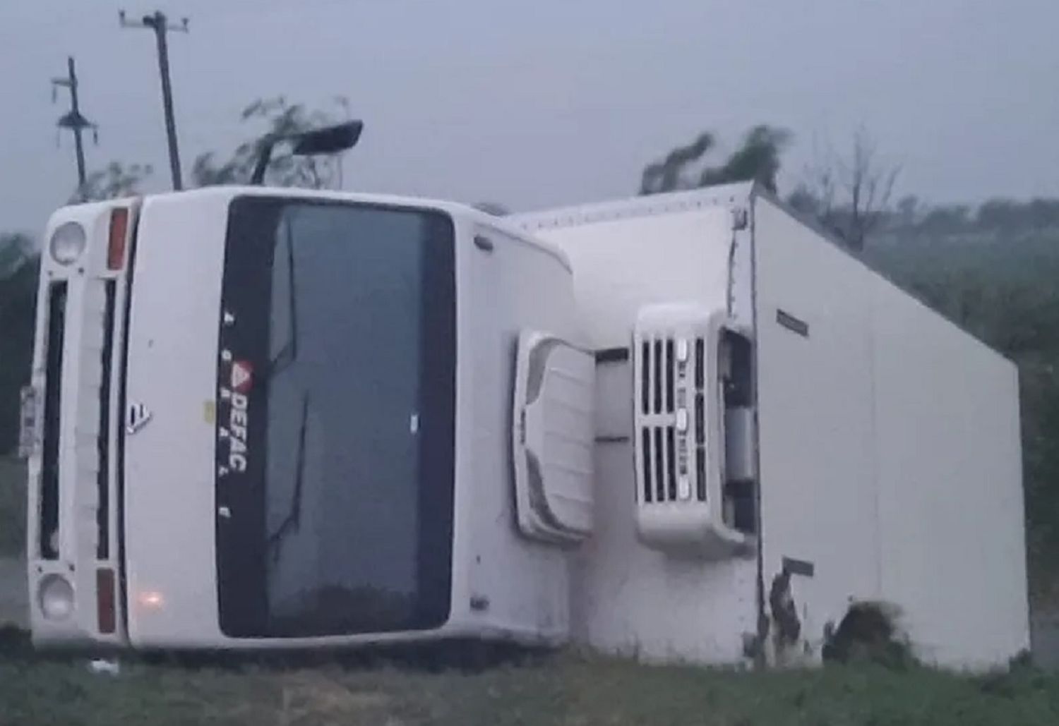 En medio de un fuerte temporal, volcó un camión de gran porte sobre una ruta entrerriana