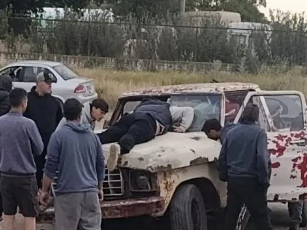 La imagen del motociclista estrellado contra el parabrisas de la camioneta fue compartida a los medios locales por distintos testigos del hecho