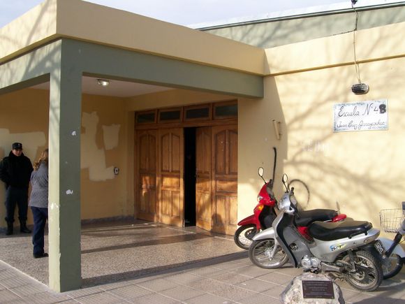 ¿Cómo pueden dejar a un alumno bajo la lluvia?: qué dijo la gente sobre el tema