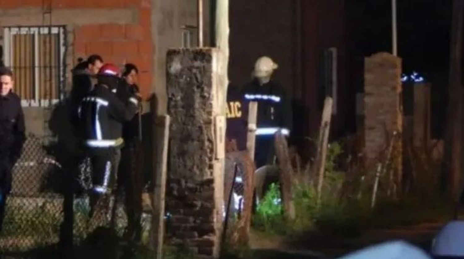 Detuvieron a una mujer acusada de abortar de forma ilegal a mellizos y enterrarlos en el patio de su casa