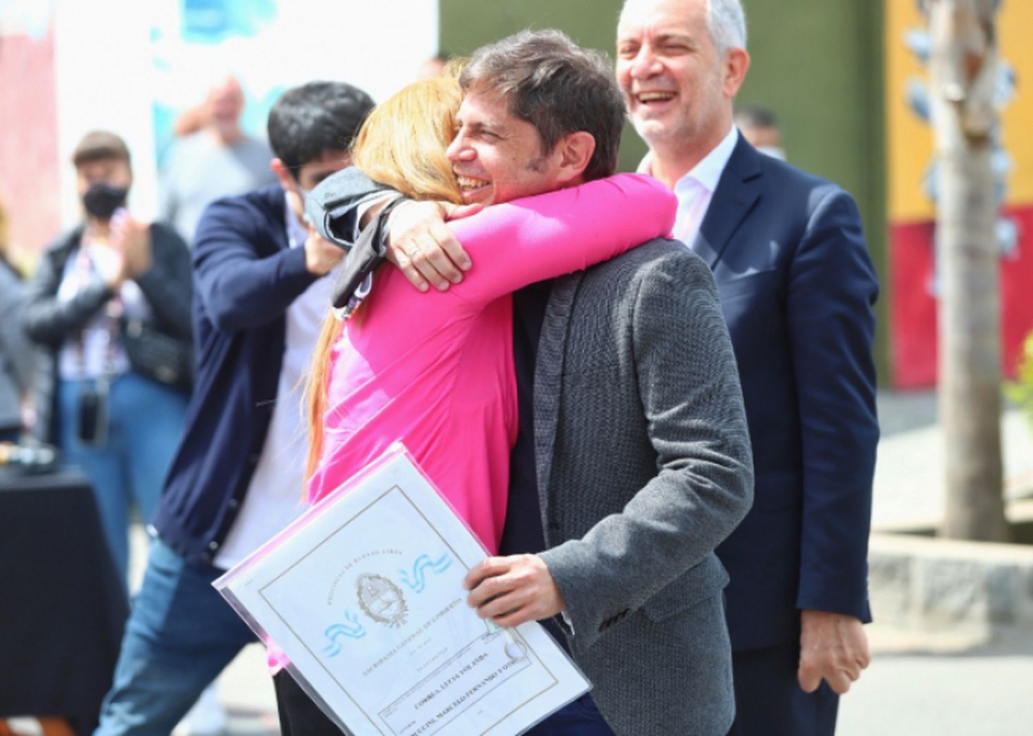 Kicillof entrega escrituras en Bragado y 9 de Julio