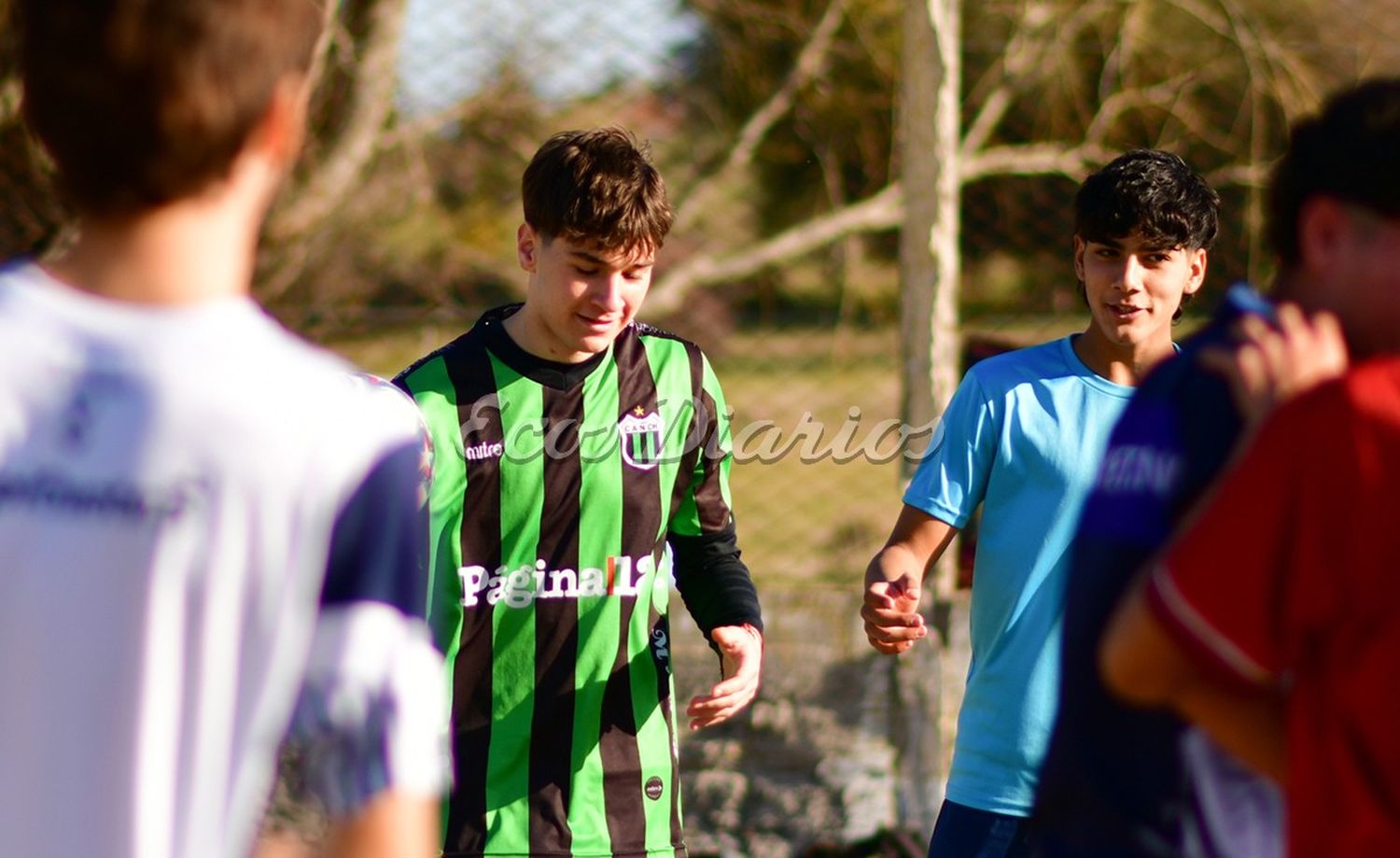 Divirtiéndose y disfrutando en el entrenamiento del juvenil