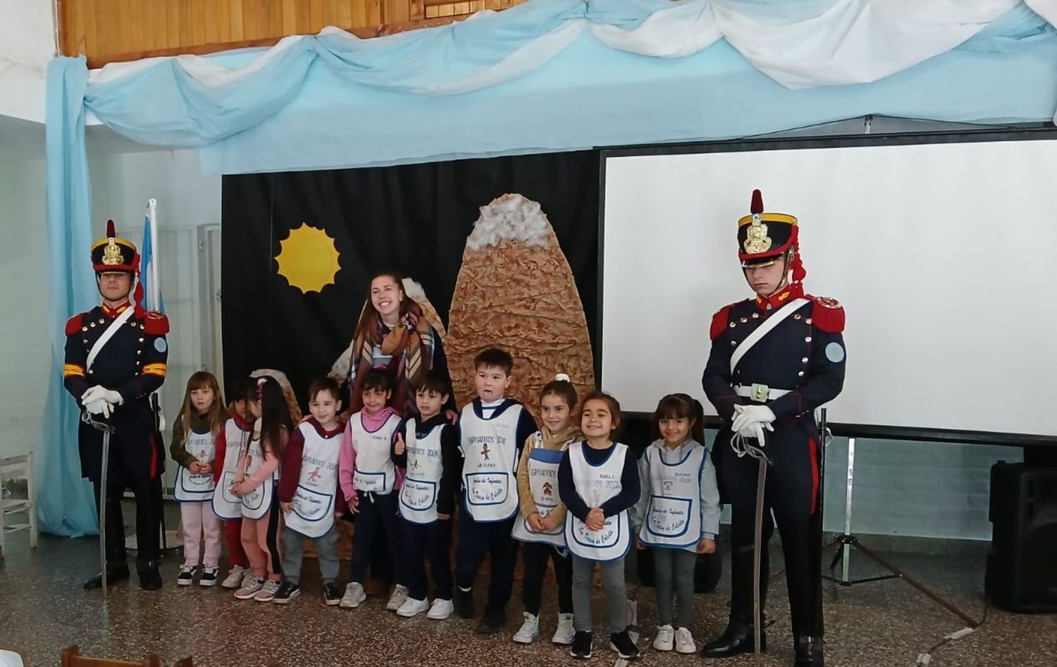 Llegaron los granaderos al jardín Calcuta y los chicos preguntan si "conocen personalmente a San Martín"