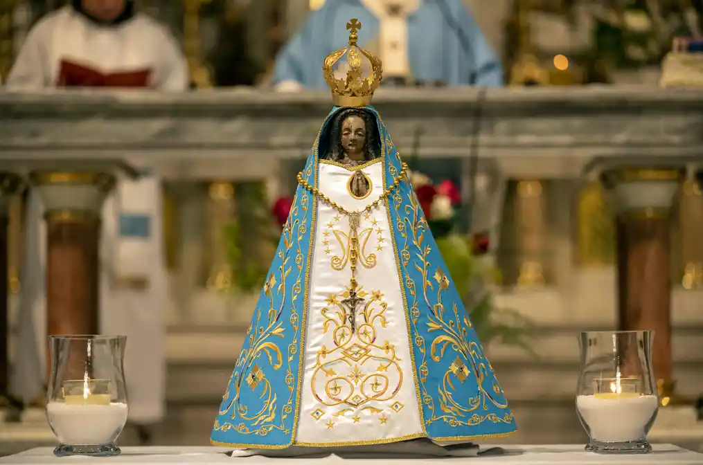 Fútbol y religión: La Virgen de Luján ahora luce tres estrellas mundialistas en su nuevo manto