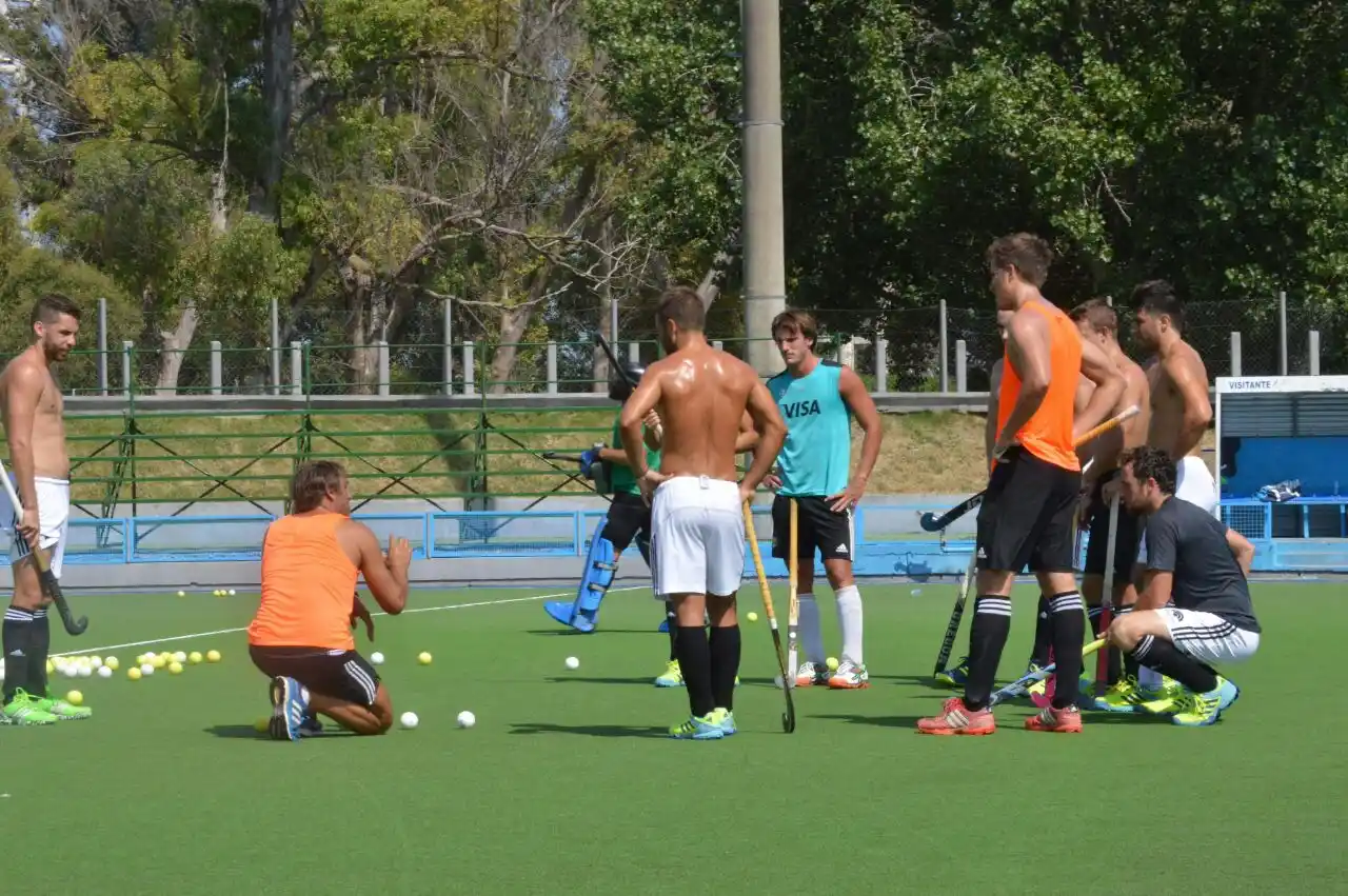 Jugadores de MDQ 06 HC entrenan con Los Leones