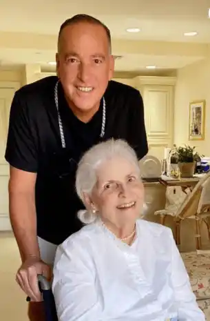 El esposo de Maite Delgado con su madre. Foto Instagram