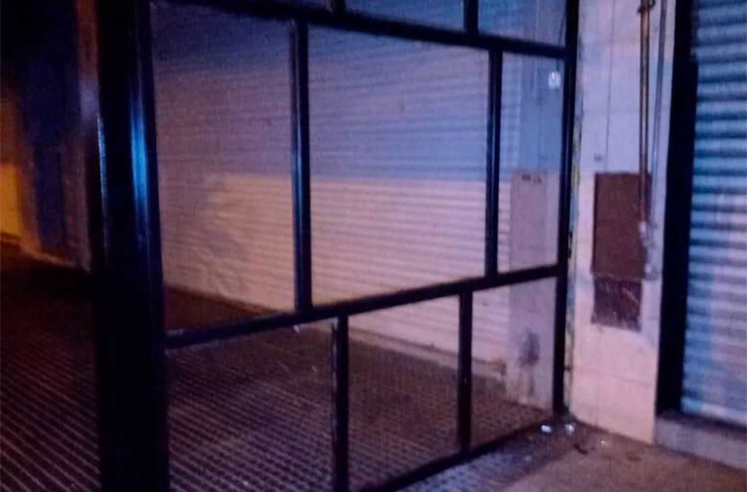 Rompieron un ventanal de un comercio en Alem