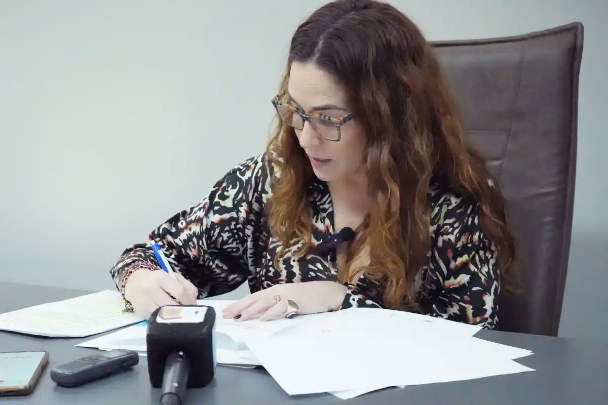 Jimena López, al momento de la firma