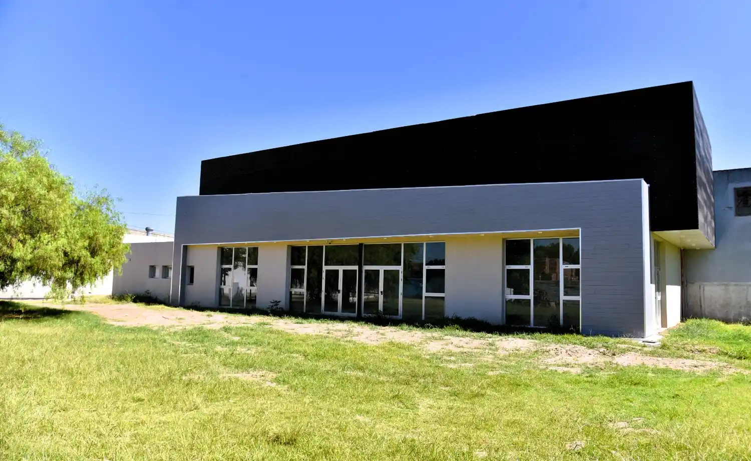 El flamante edificio está en el predio donde anteriormente se concentraba el monumento y Plazoleta a los Héroes de Malvinas.