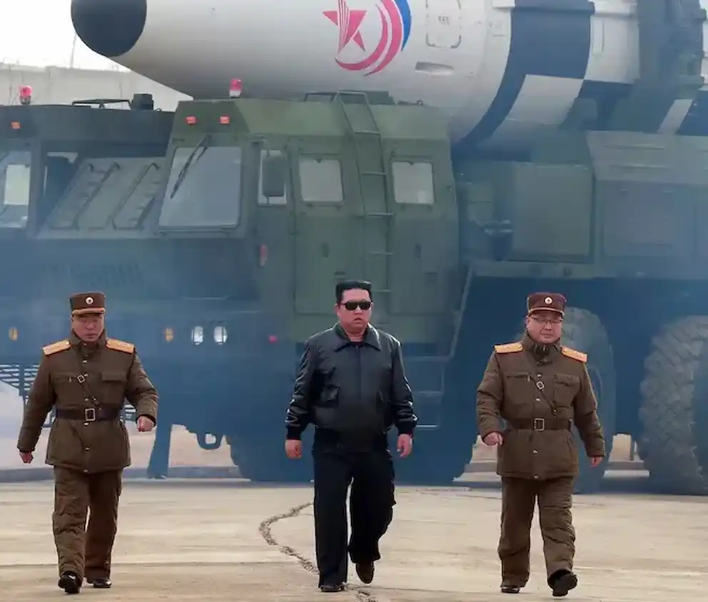Esta imagen publicada por el gobierno norcoreano, el líder de Corea del Norte, Kim Jong-un, en el centro, camina cerca de lo que describe como un misil balístico intercontinental (MBIC) Hwasong-17 en su vehículo de lanzamiento en un lugar no revelado de Corea del Norte, el 24 de marzo de 2022. Foto: Agencia Central de Noticias de Corea/Servicio de Noticias de Corea via AP