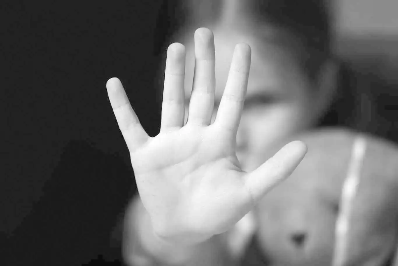 Mujer detenida por maltrato infantil