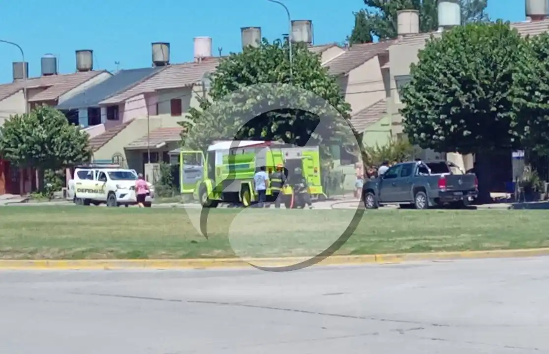 Bomberos y Defensa Civil trabajaron en un incendio en la avenida 59
