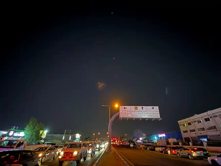 Rastros en el cielo qatari tras el ataque (foto de Stringer -REUTERS-)