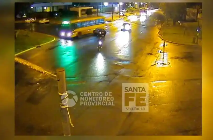 Chocó contra un colectivo y se dio a la fuga