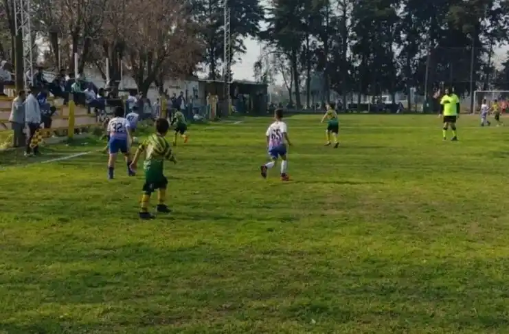 Un entrenador de fútbol infantil se enojó con un fallo arbitral y retiró a su equipo de la cancha: Fue suspendido por un año