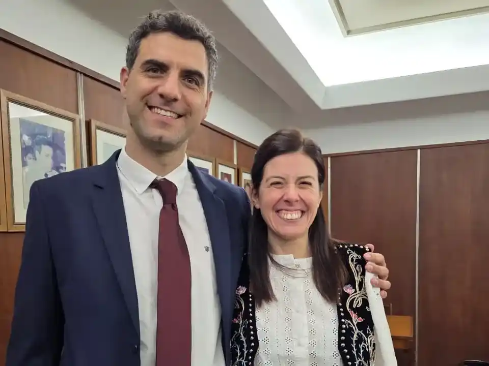 Luciano Capelli junto a la presidenta saliente.