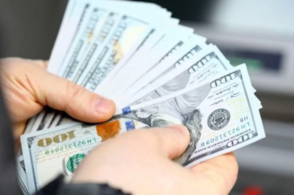 Quita de subsidios a las tarifas: más de 400.000 personas renunciaron al beneficio para comprar dólares