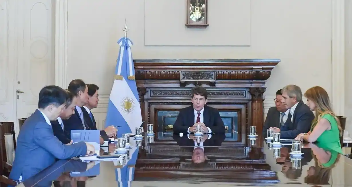 Posse encabezó la reunión con directivos de una firma minera coreana. Lo acompañaron el ministro Caputo y la secretaria Royón. Foto: Gobierno de la Nación.