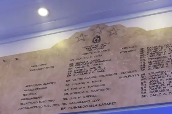 La Asociación del Fútbol Argentino inauguró una placa conmemorativa por la obtención del Mundial de Qatar 2022