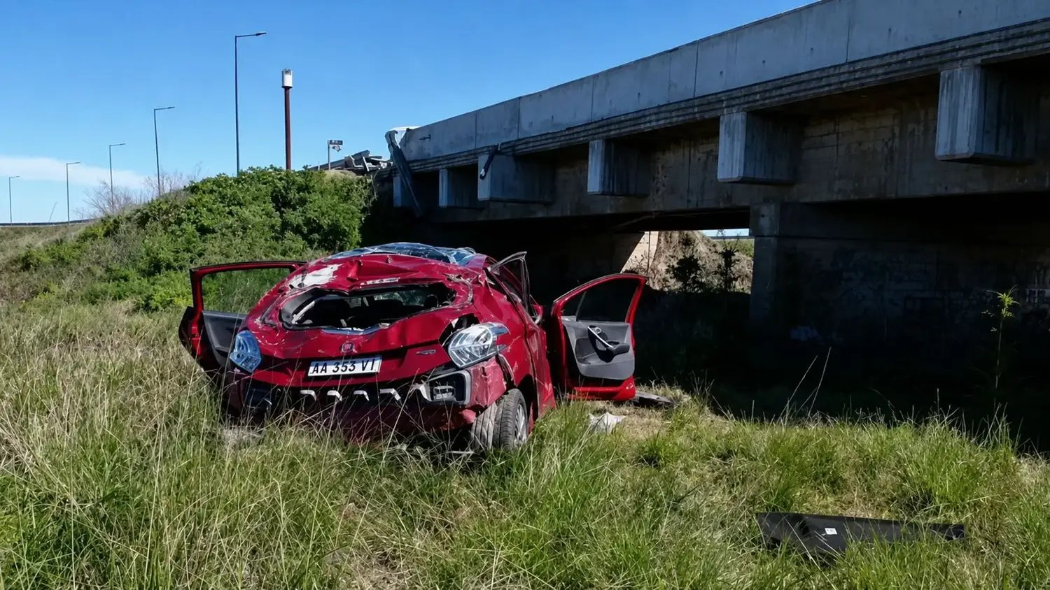 Una mujer marplatense de 74 años volcó y cayó debajo de un puente en la Ruta 2