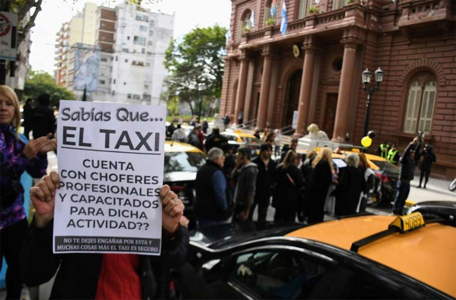 Enérgico reclamo de taxistas que exigen «más controles» y denuncian «competencia desleal» con Uber