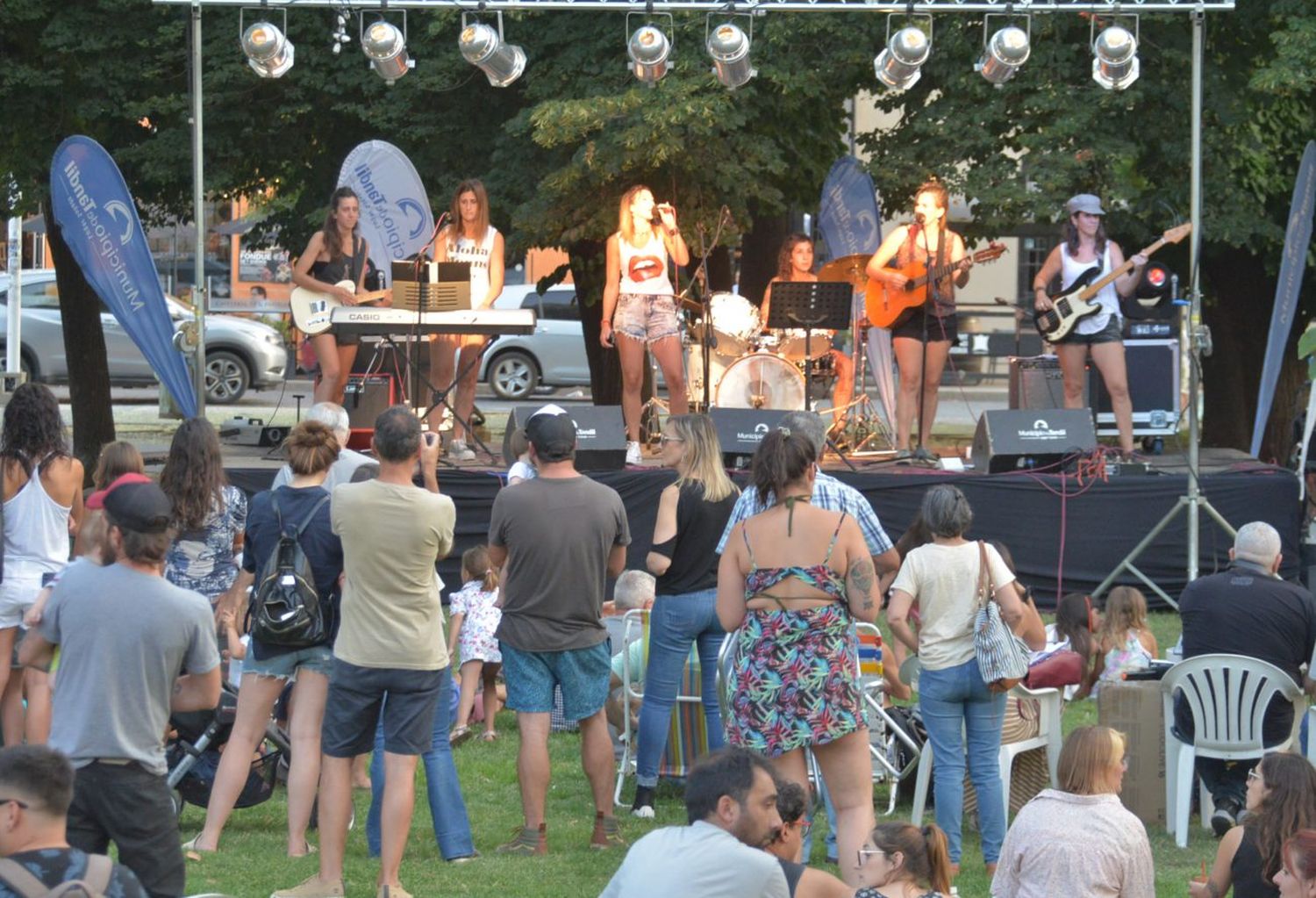 Música, circo y artesanías hicieron de la Plaza Independencia un punto de disfrute