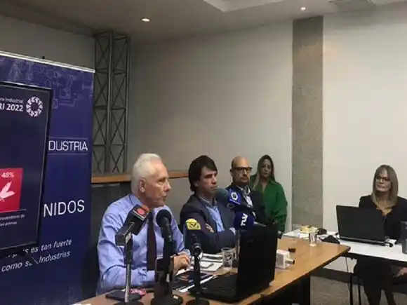 INDUSTRIAS QUE PENDEN DE UN HILO: 5 razones para no creer en la  recuperación de la que Maduro se jacta