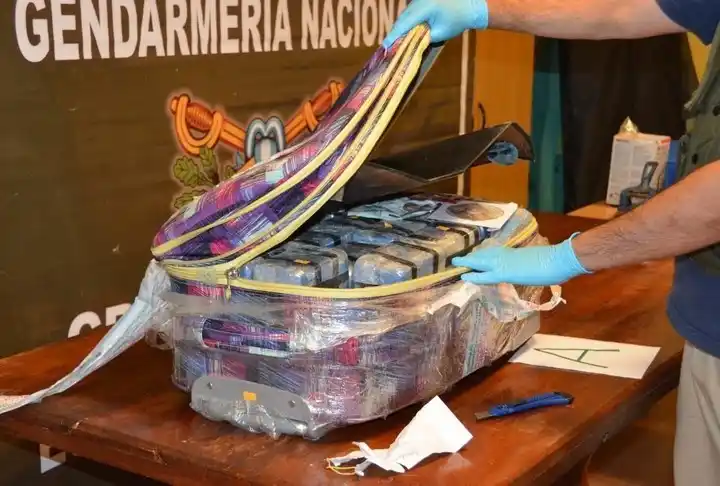 Secuestran 400 kilos de cocaína en la embajada rusa: un policía detenido