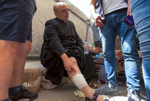 Repudio internacional: un cura argentino  fue herido en un bombardeo israelí en Gaza