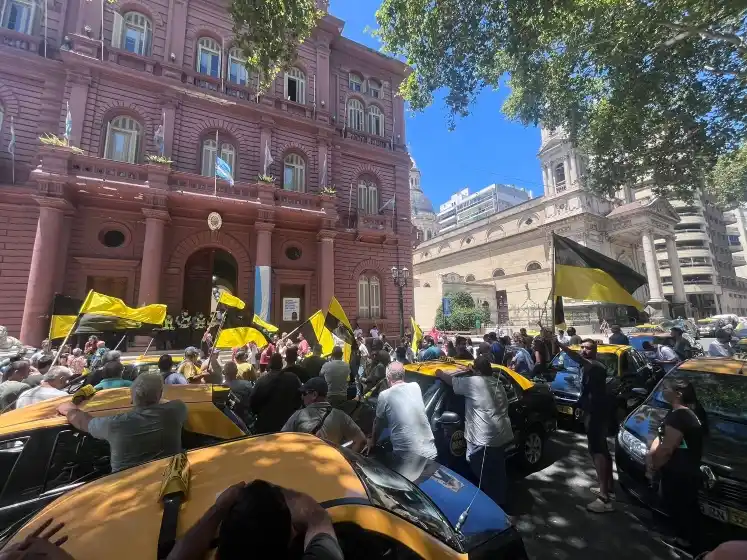 Un reclamo por controles contra Uber terminó en fuego cruzado entre taxistas y el municipio rosarino