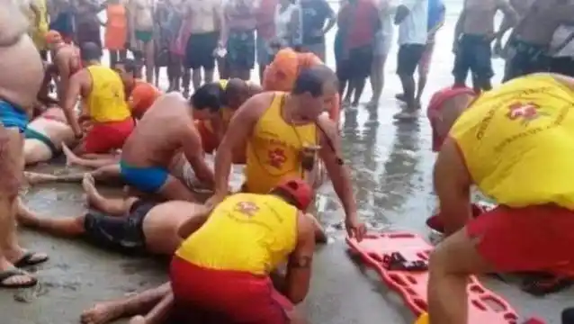 Murieron cuatro personas en una playa brasileña a causa de un rayo