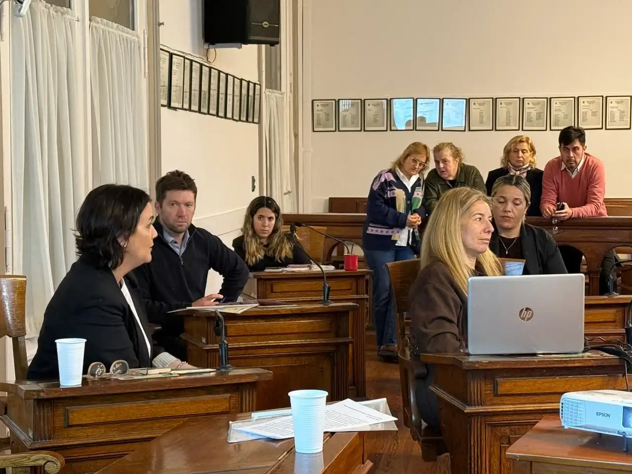 Fotografía de la reunión en la comisión de desarrollo social del concejo deliberante de Tandil en la cual se presentó el informe de la asistencia alimentaria en la ciudad. Comedores. Teerink.