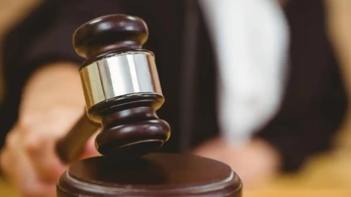 Juez de EE.UU. bloquea temporalmente deportaciones aceleradas a terceros países efectuadas sin el debido proceso