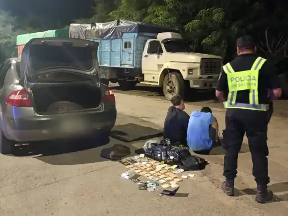 Cayeron en RP64 con más de un kilo de marihuana escondida en el auto y casi $700 mil en efectivo