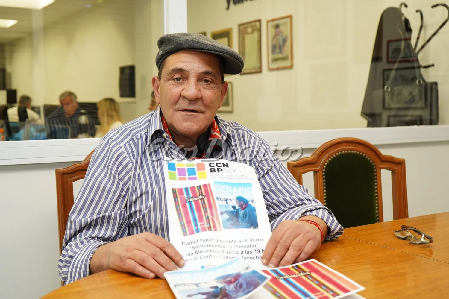 Daniel Haún con sus libros "Desafío" y "Sentimientos"