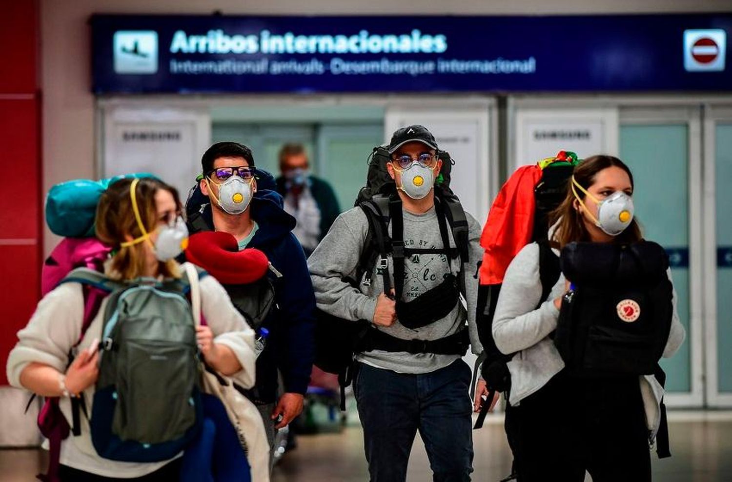 Más de 40 jóvenes regresaron de un viaje de egresados en Cancún con coronavirus