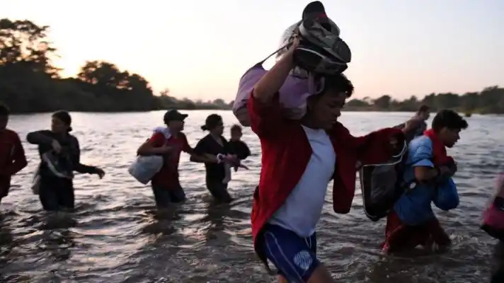 LA CUARTA EN UNA SEMANA: una caravana de migrantes, entre ellos venezolanos, avanza desde el sur de México