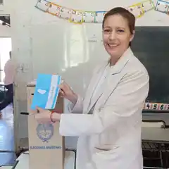 Paola Rubattino votó y llamó a participar y ponerle un freno a Milei