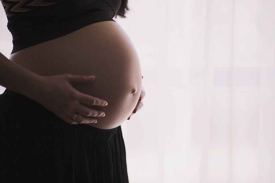 Sexo sin protección para complacer a su pareja: la peligrosa decisión de las jóvenes