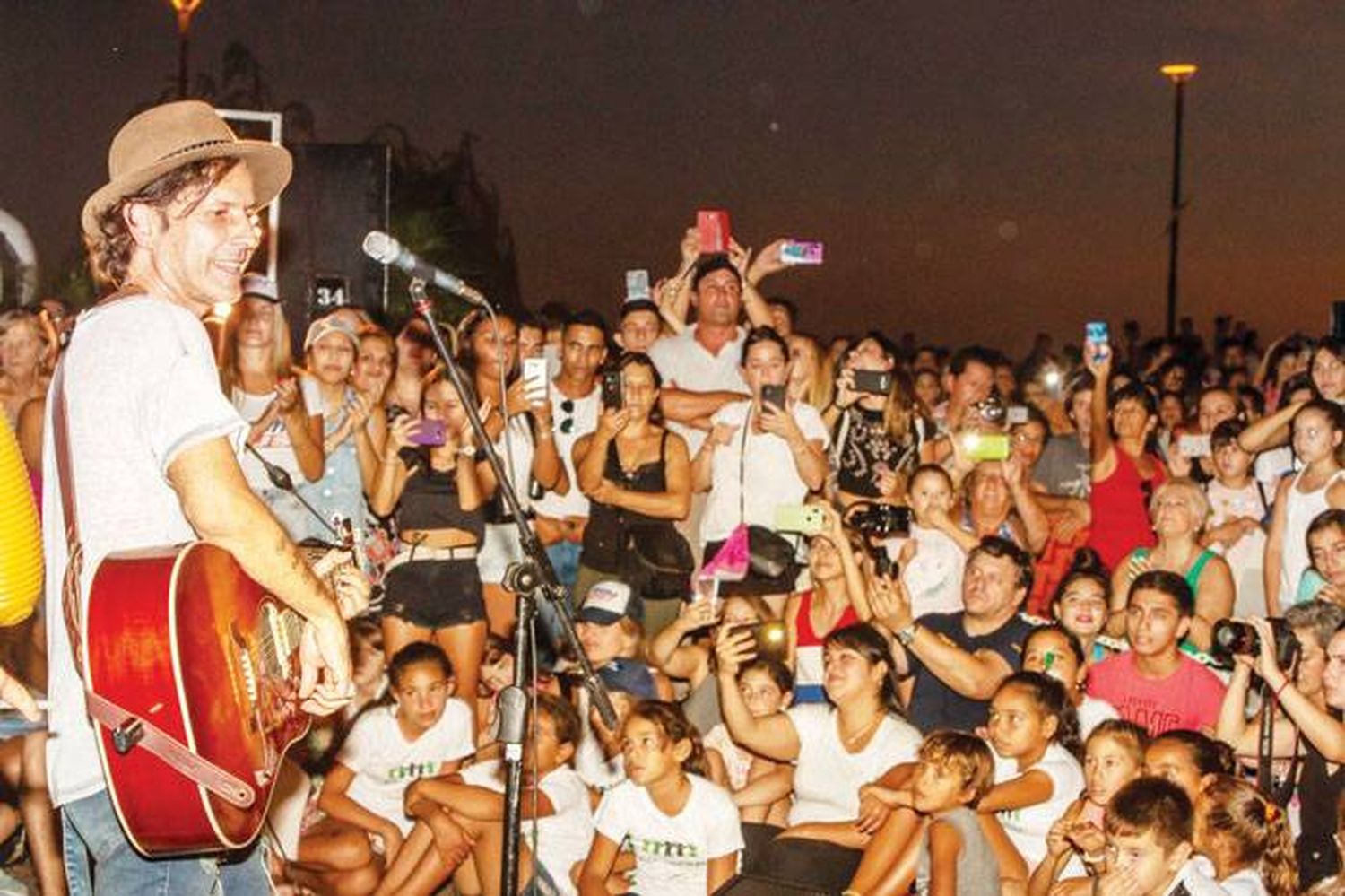 Coti convocó a una multitud en la Costanera en la gira solidaria �SCanciones útiles⬝