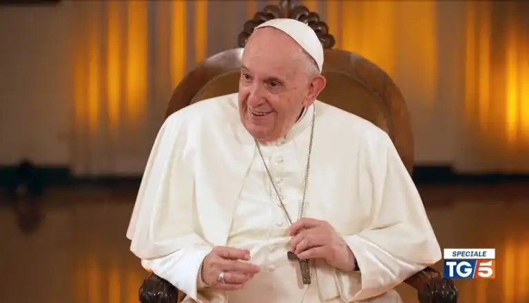 El Papa Francisco sorprendió al responder a quién elegiría entre Messi y Maradona