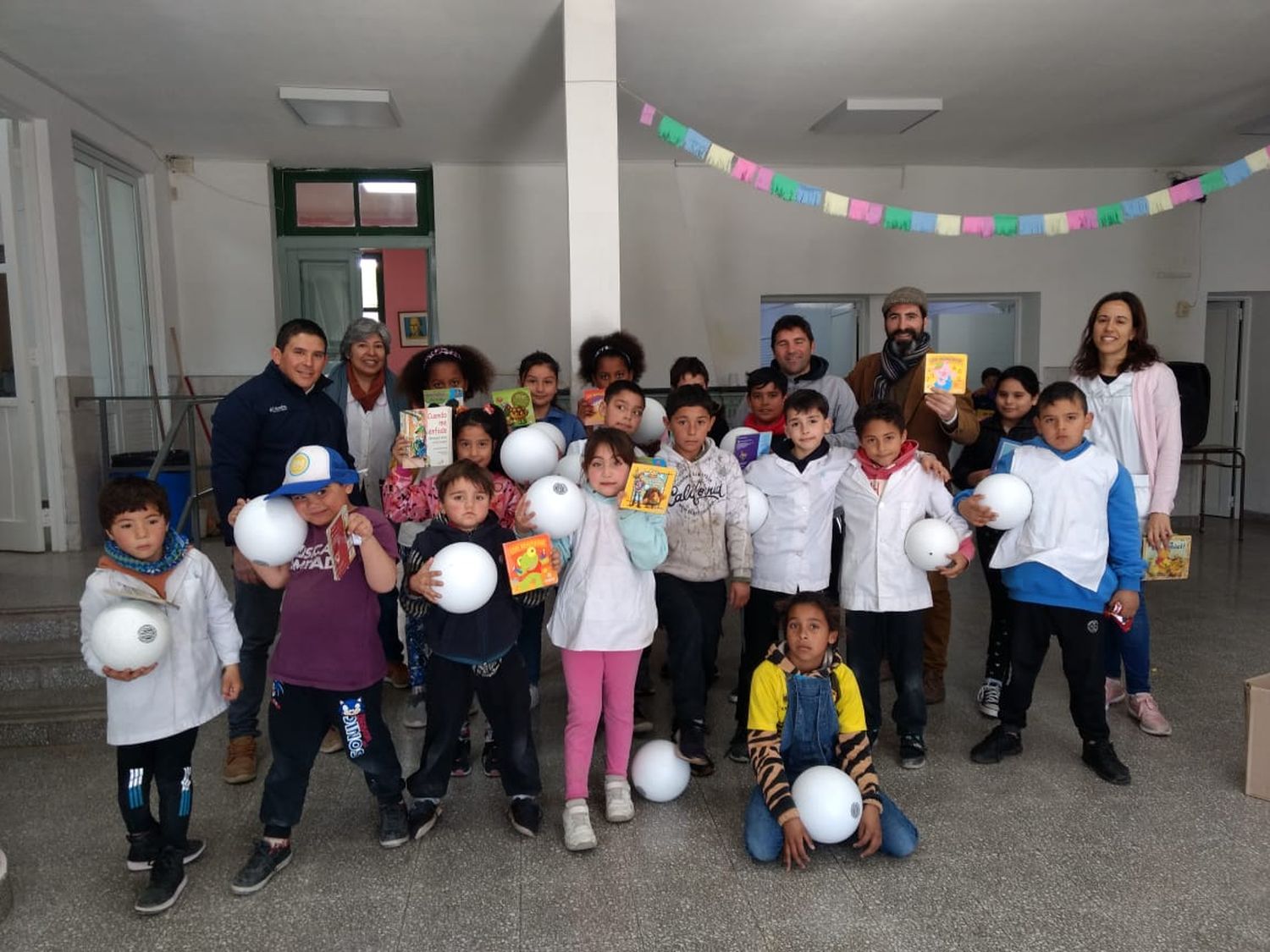 El Sindicato de trabajadores de la Unicen hizo entrega de libros y material deportivo a la Escuela Primaria 10 “Domingo Matheu”.