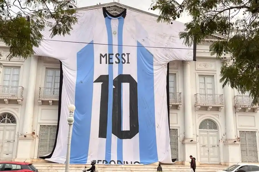 En Esperanza celebraron el triunfo de la selección con la camiseta de Messi más grande del mundo