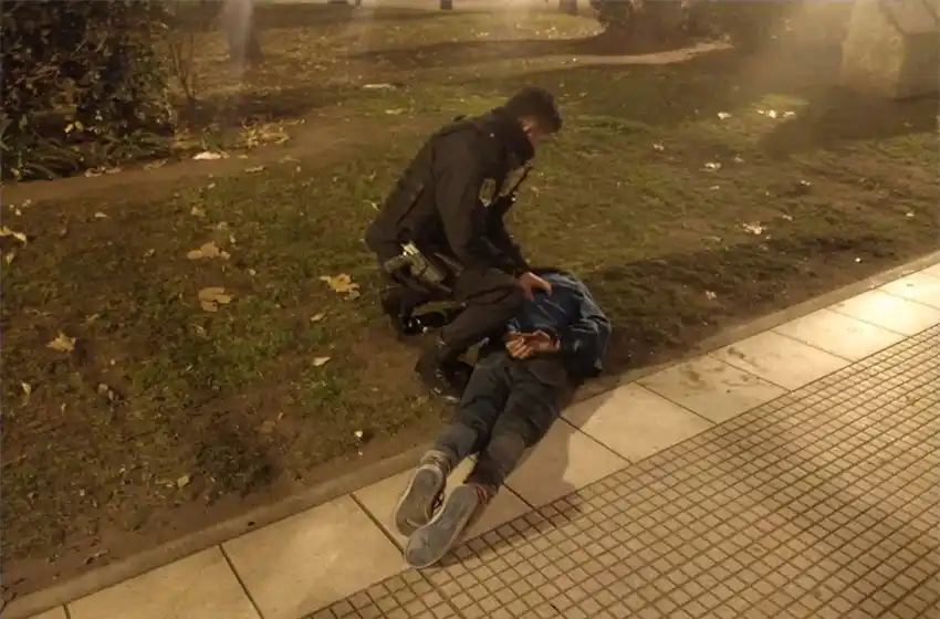 Lo atrapan cuando estaba robando en un auto estacionado frente a la clínica Colón