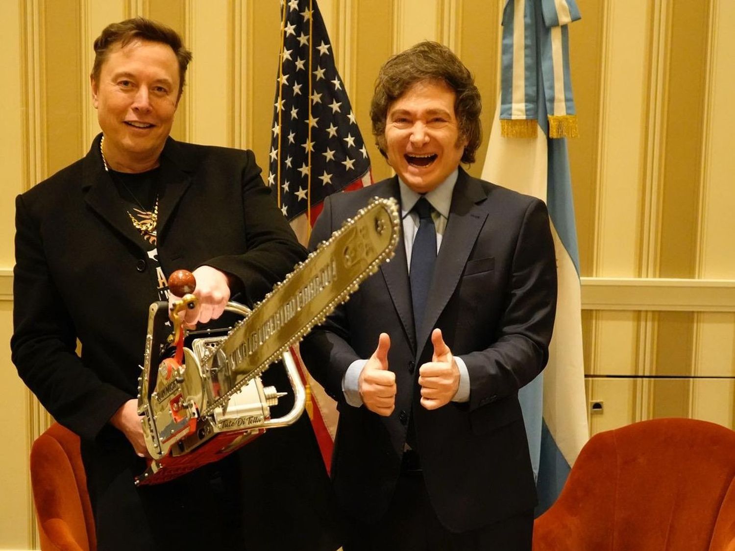 Elon Musk, ahora convertido en funcionario de Donald Trump, le llevó a Milei una motosierra de regalo.