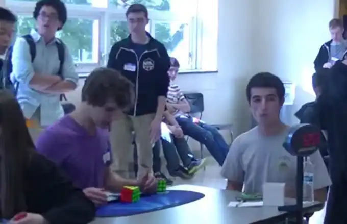 Record: Joven arma el cubo mágico en 5 segundos